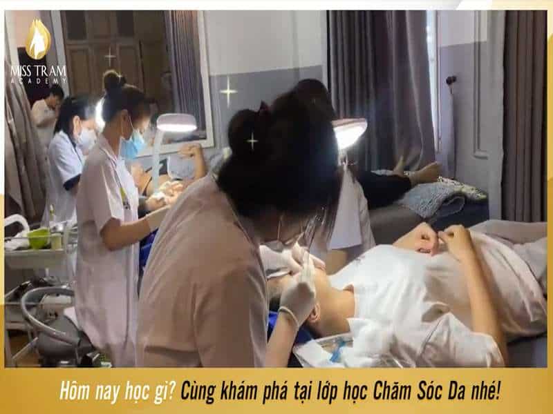 Hôm Nay Học Gì? Cùng Khám Phá Tại Lớp Học Chăm Sóc Da!