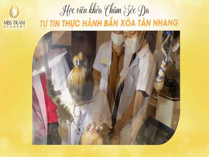 Học Viên Khóa Chăm Sóc Da Tự Tin Thực Hành Bắn Xóa Tàn Nhang