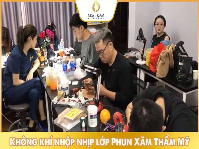 Không Khí Nhộn Nhịp Lớp Phun Xăm Thẩm Mỹ