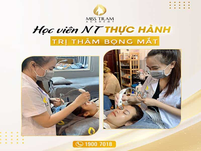 Học Viên N.T Thực Hành Liệu Trình Trị Thâm Bọng Mắt