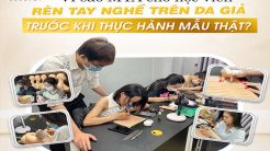 Học Viên Luyện Tay Nghề Trên Da Giả Trước Khi Làm Trên Mẫu Thật