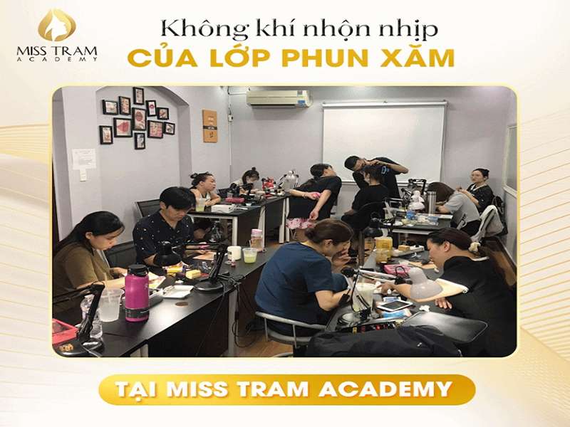 Không Khí Nhộn Nhịp Lớp Phun Xăm Tại Miss Tram Accademy