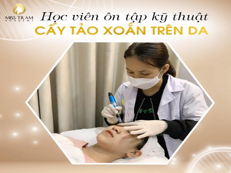 Học Viên Ôn Tập Kỹ Thuật Cấy Tảo Xoắn Chăm Da