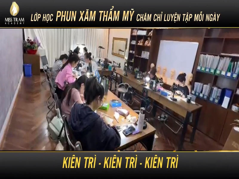 Lớp Học Phun Xăm Thẩm Mỹ – Chăm Chỉ Luyện Tập Mỗi Ngày